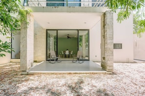 Outdoor dining - Palmara Gated Townhome, Pool, Gym & Paddle (Playa del Carmen)
