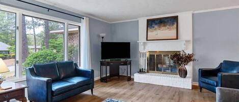 TV, peis og kontorer