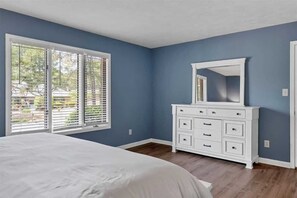 3 habitaciones, tabla de planchar con plancha, cuna de viaje y wifi