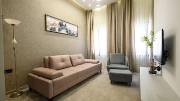 Deluxe-lejlighed | Opholdsområde | 32-tommers smart-tv med kabelkanaler