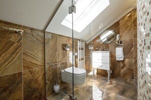 Deluxe Double Room | Bathroom | Shower, free toiletries, hair dryer, slippers - Luxury Hotel King Bo (Niš)