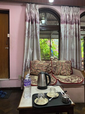 Deluxe Suite, Balcony, Garden View | Living area