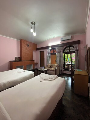 华丽套房, 阳台, 花园景观 | 2 多间卧室、办公桌、免费 WiFi、床单