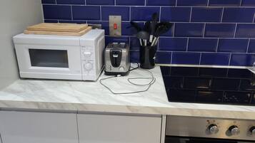 Apartment | Private kitchen | Electric kettle, toaster