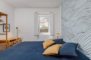 2 bedrooms, iron/ironing board, internet, bed sheets