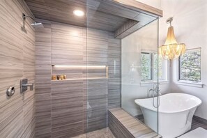 Maisonnette, 4 slaapkamers | Badkamer | Handdoeken, shampoo