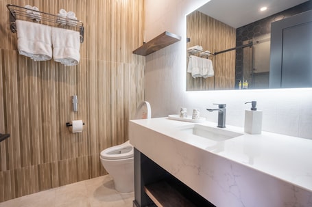 Regadera, secadora de cabello, bidet, toallas . Lux Hotel in Blenheim