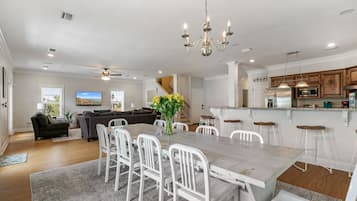 Signature House, 5 Bedrooms, Balcony, Beach View | In-room dining