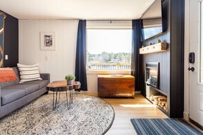 Smart-TV, peis, bøker og stereoanlegg