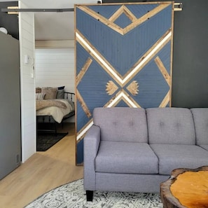 Smart TV, chimenea, libros y estéreo 