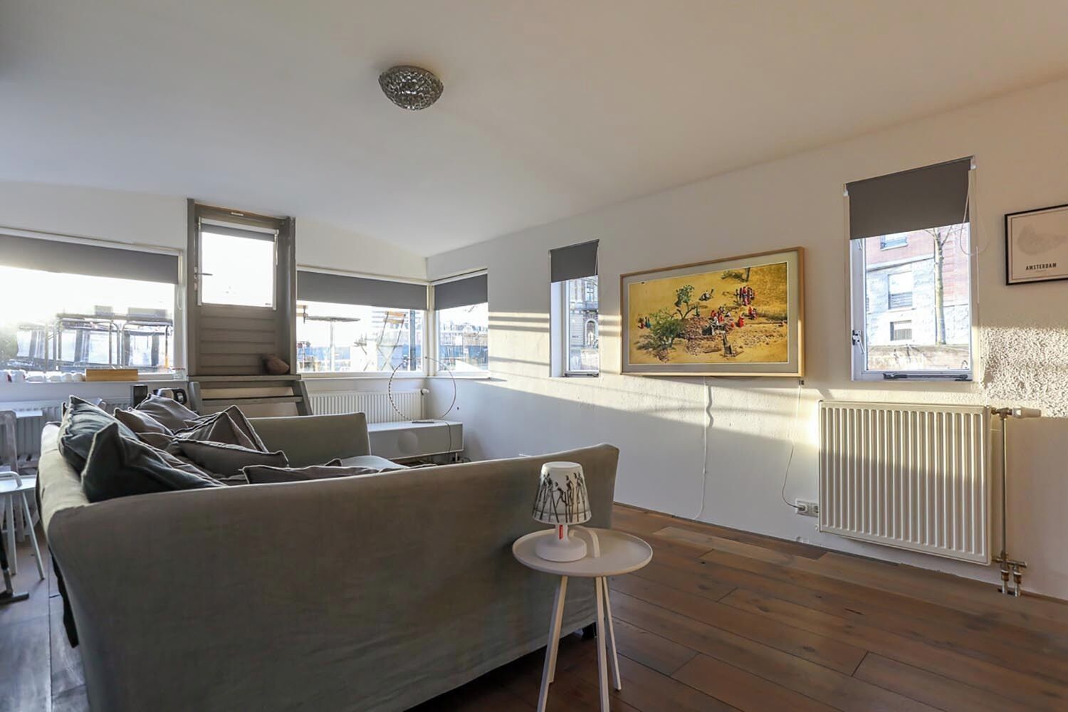 Een smart-tv en een stereo