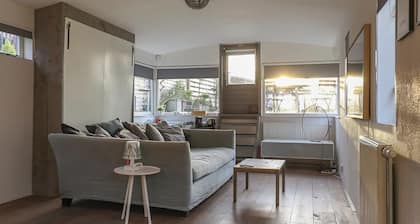 HouseBoat next to AMSTEL in the City Centre (1br)