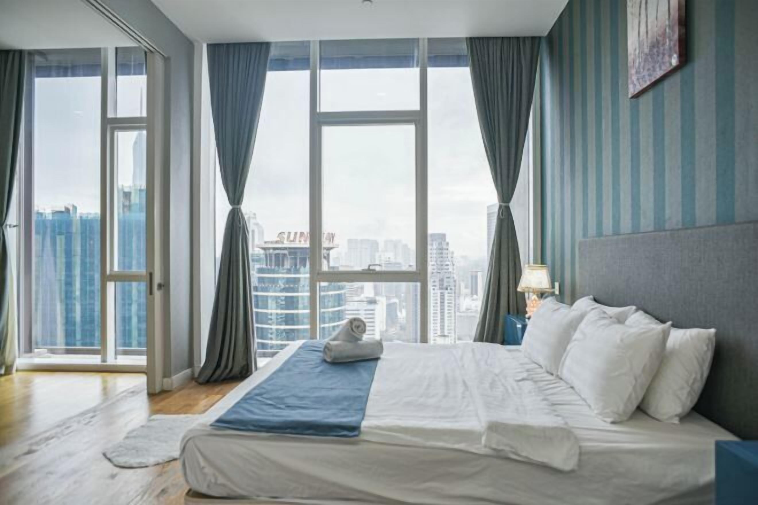 خزنة داخل الغرفة ومكتب ومساحة عمل للكمبيوتر المحمول وتجهيزات عازلة للصوت