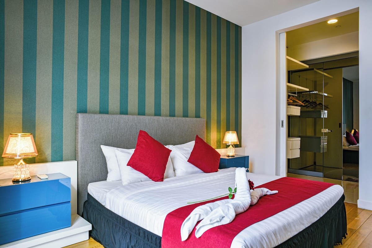 Executive Suite, 1 King Bed, Pool Access, City View | 1 bedroom, in-room safe, desk, laptop workspace