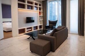 Executive Suite, 1 King Bed, City View | Living area