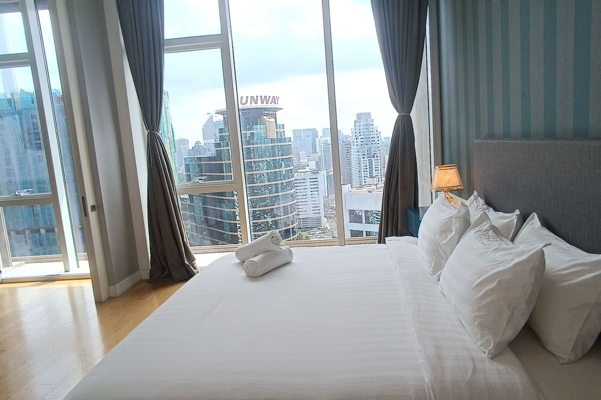 Deluxe Apartment, 1 King Bed, Pool Access, City View | 1 bedroom, in-room safe, desk, laptop workspace