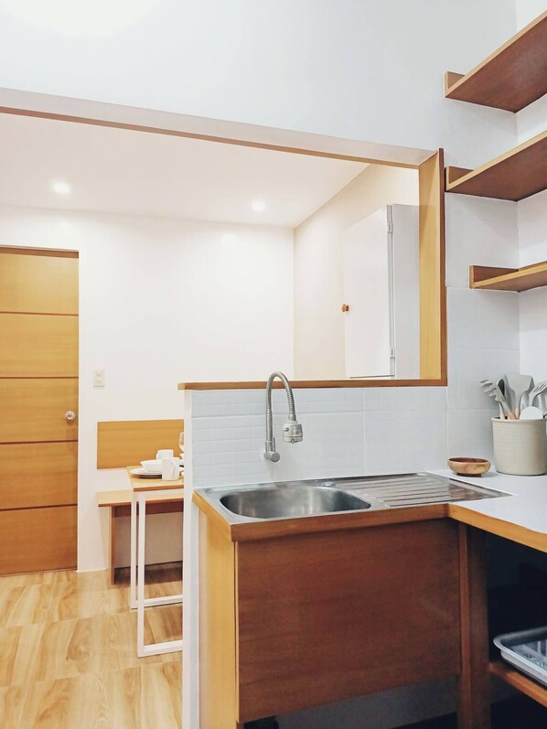 Fridge, stovetop, electric kettle, cookware/dishes/utensils - #01 Kim's House-2bedrooms Airconditioned Wi-Fi (General Santos City)