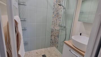 Douche, sèche-cheveux, savon, papier toilette