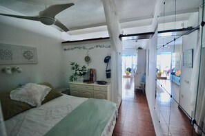 1 sovrum, strykjärn/strykbräda och sängkläder