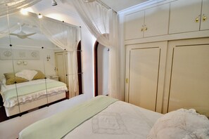 1 dormitorio, tabla de planchar con plancha, ropa de cama