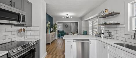 ثلاجة، ميكروويف، فرن، موقد طهي مسطح