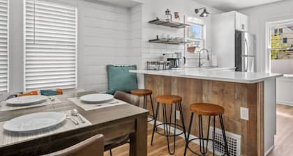 Fully Remodeled Cozy 4 BR in the heart of Parma, King Bed, Close to Airport
