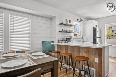 Fully Remodeled Cozy 4 BR in the heart of Parma, King Bed, Close to Airport