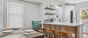Fully Remodeled Cozy 4 BR in the heart of Parma, King Bed, Close to Airport