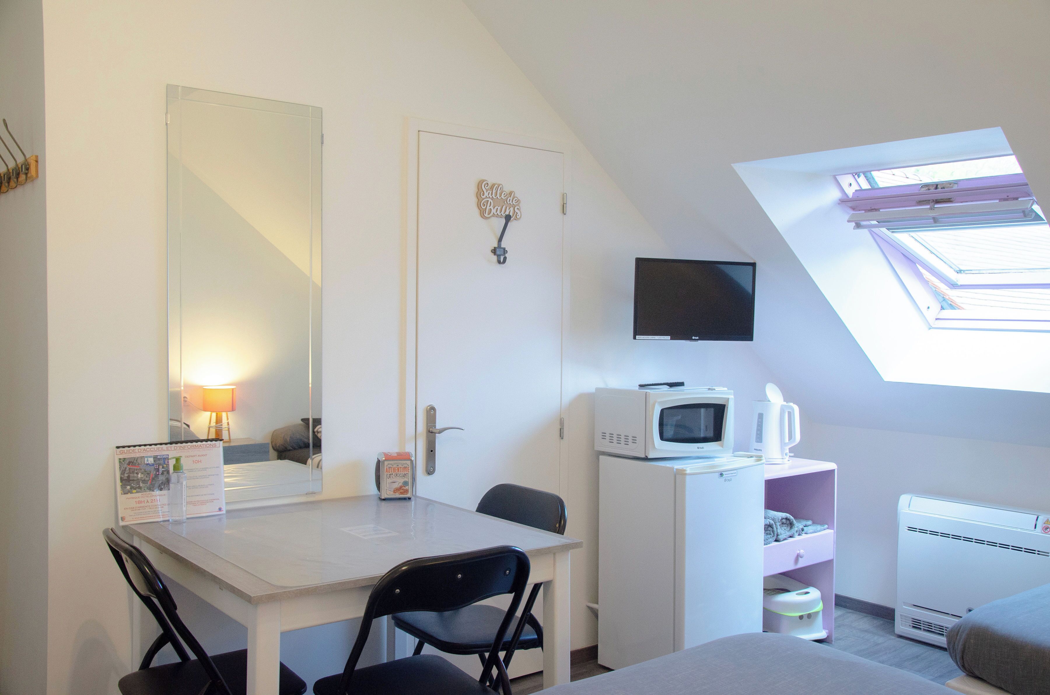 Basic Triple Room, 1 Bedroom | Soundproofing, cribs/infant beds, free WiFi, bed sheets