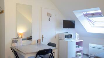 Basic Triple Room, 1 Bedroom | Soundproofing, cribs/infant beds, free WiFi, bed sheets