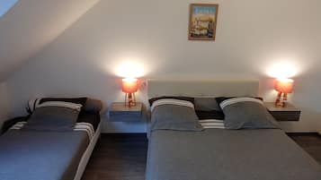 Basic Triple Room, 1 Bedroom | Soundproofing, cribs/infant beds, free WiFi, bed sheets