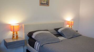 Basic Triple Room, 1 Bedroom | Soundproofing, cots/infant beds, free WiFi, bed sheets