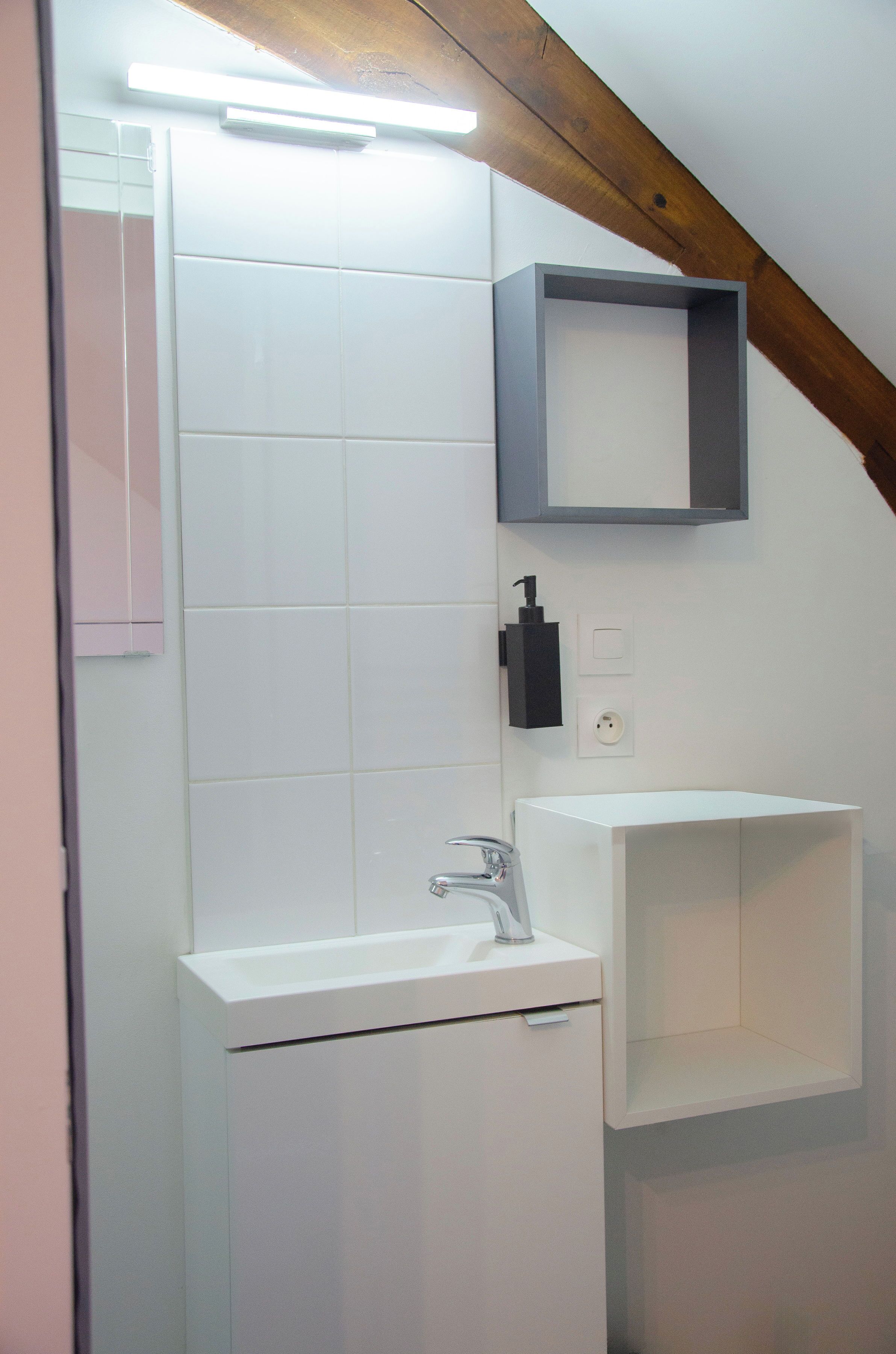 Basic Triple Room, 1 Bedroom | Bathroom | Shower, free toiletries, hair dryer, towels