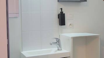 Basic Triple Room, 1 Bedroom | Bathroom | Shower, free toiletries, hair dryer, towels