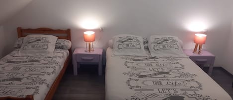 Basic Triple Room, 1 Bedroom | Soundproofing, cribs/infant beds, free WiFi, bed sheets