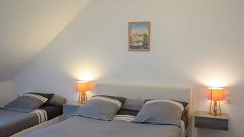 Basic Triple Room, 1 Bedroom | Soundproofing, cribs/infant beds, free WiFi, bed sheets