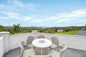 Outdoor dining - Seaview Lodge Apartment 'Sleeping 4 guests'  (DL)