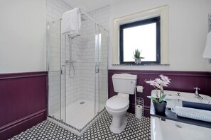 Haartrockner, Handtücher, Seife, Shampoo