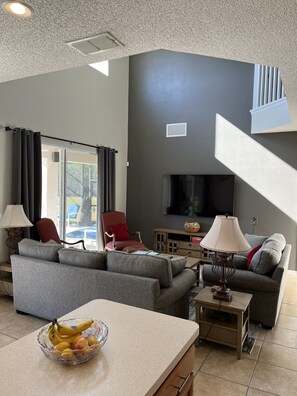 Smart-TV, DVD-Player, Tischfußball