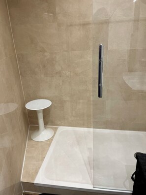 Haartrockner, Handtücher, Seife, Toilettenpapier