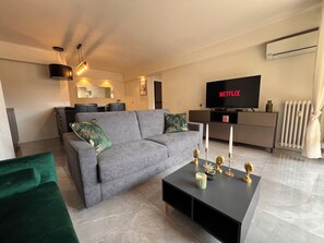 Smart TV, books - Magnificent Apartment of 45 m2, Cannes Centre, Refurbished (Cannes)