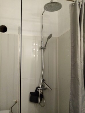 Een douche, handdoeken, zeep