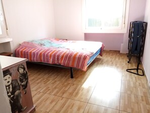 1 slaapkamer, een bureau, beddengoed