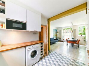 Interior - Designer apartment in modern neighborhood - 15 minutes from central London (London)