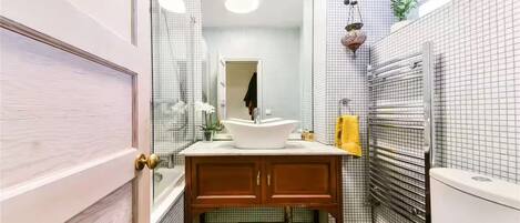Séchoir à cheveux, serviettes fournies, savon, shampooing
