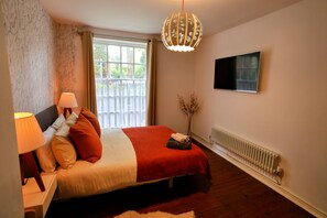 2 عدّة غرف نوم ومكواة/لوح كي وواي فاي مجانًا وملاءات أسرّة