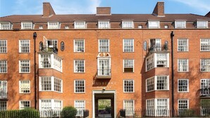 A red brick building with multiple windows and a central entrance. - Designer apartment in modern neighborhood - 15 minutes from central London (London)