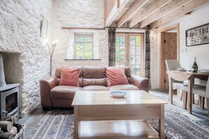 32-inch flat-screen TV with cable channels, TV - The Apple Store - 1 Bedroom Cottage - St Ishmael's (Haverfordwest)
