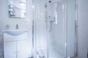 Buồng tắm vòi sen, máy sấy tóc, khăn tắm 