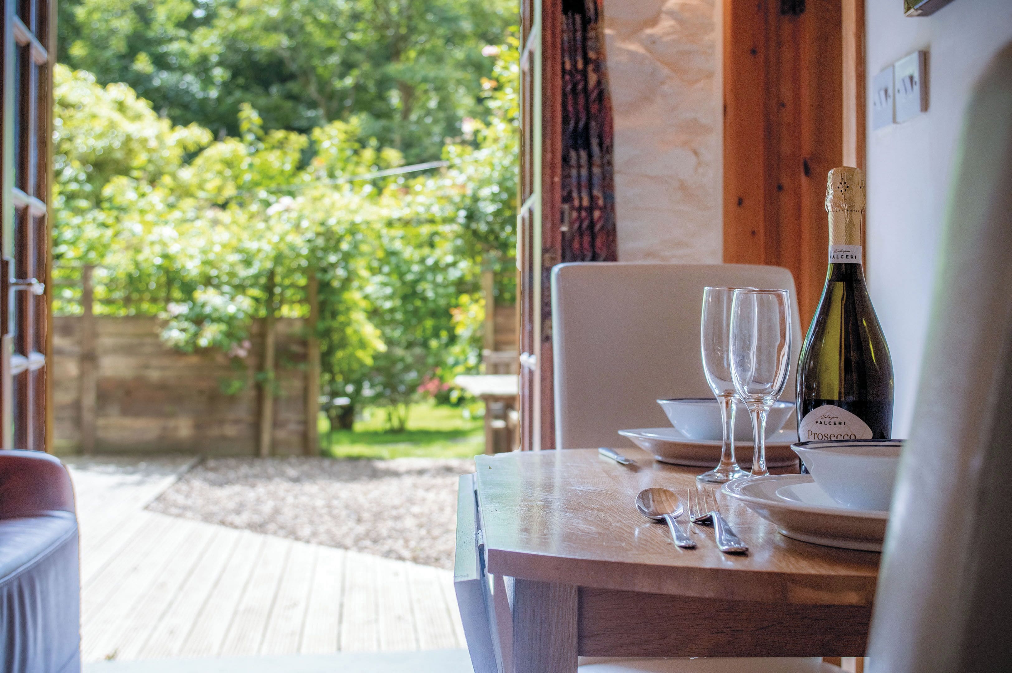 Télévision à écran plat de 32 pouces avec chaînes par câble, télévision